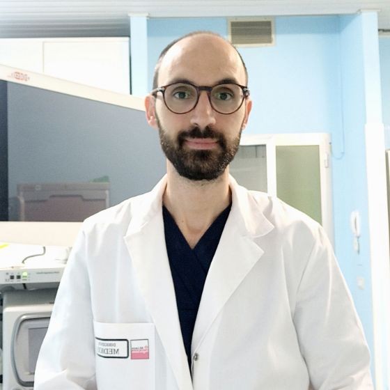 Il Dr. Francesco Cazzato in camice nella sala di endoscopia