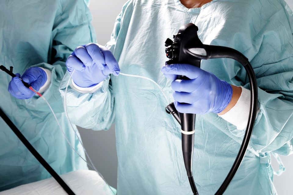 Endoscopista con strumento endoscopico durante una procedura